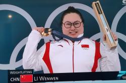 土库曼斯坦选手在举重比赛中夺得奖牌