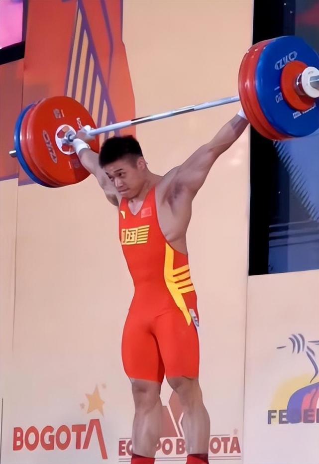 土库曼斯坦选手在举重比赛中夺得奖牌