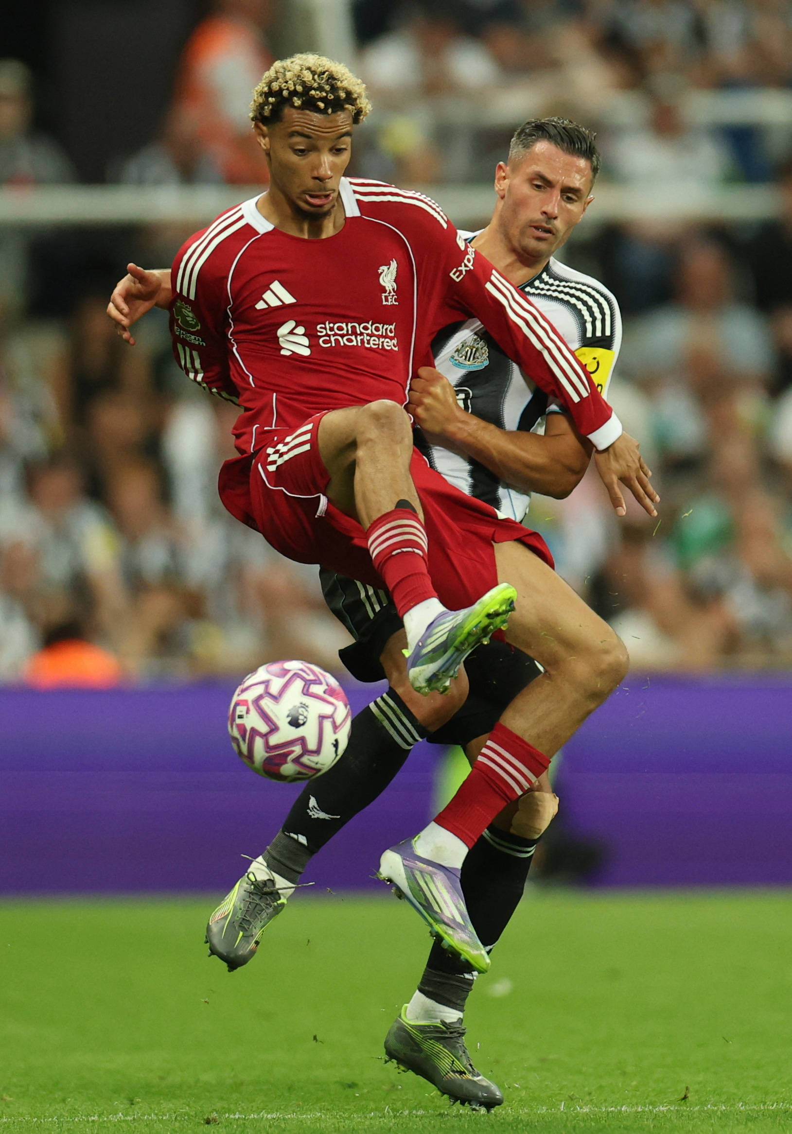 开元棋牌官网-利物浦客场战胜对手,曼城全面压制对手球员